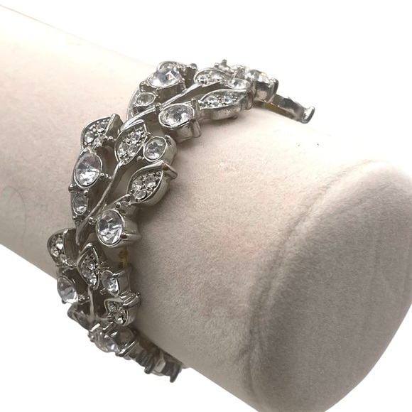 Jewelry - ❤️ Vintage Silver Scrolling Rhinestone Stretch Bracelet
